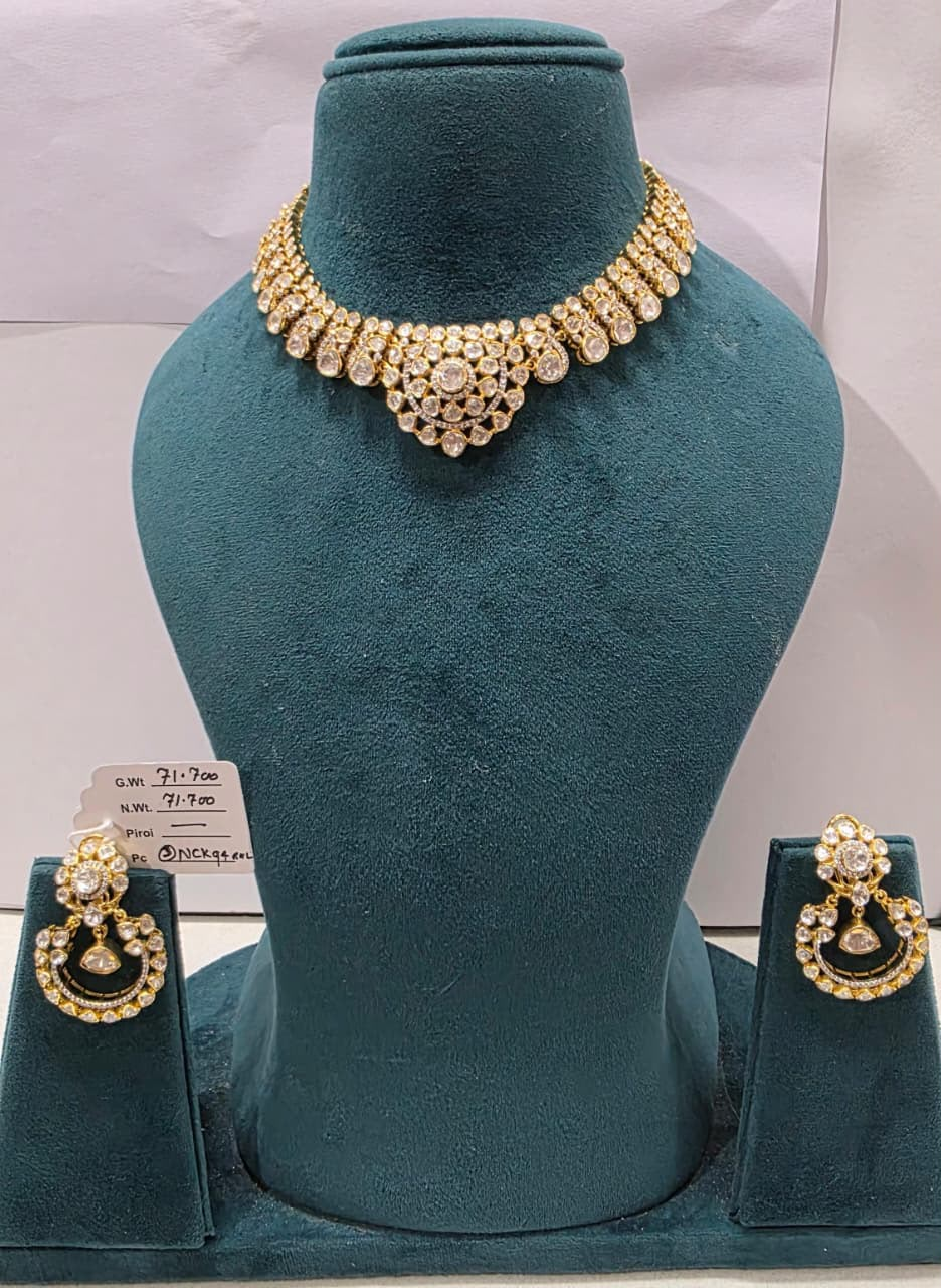 Gold polished kundan necklace